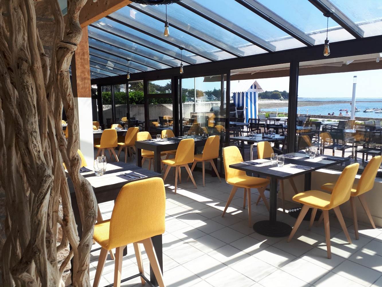 Salle de restaurant principale avec vue panoramique sur le port © Hôtel du Port