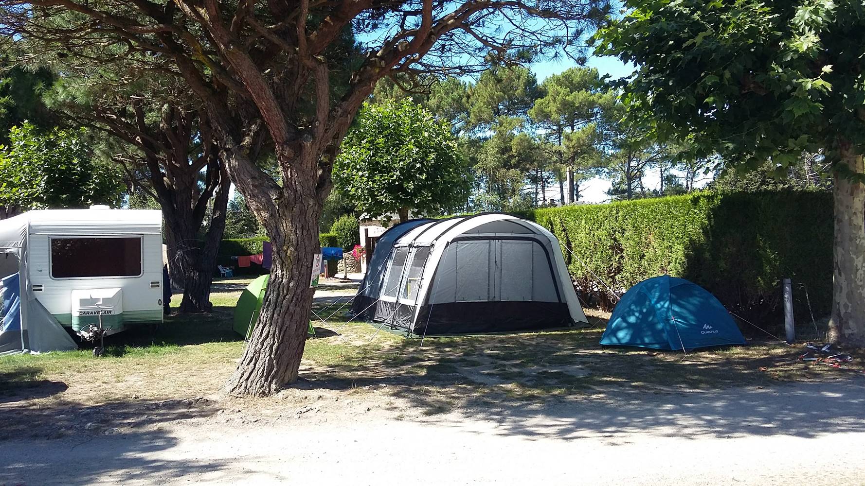 Des emplacements spacieux au camping de la Tour à 300 m de la mer ©